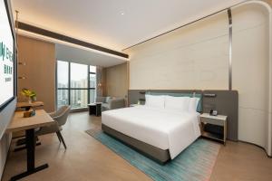 Uma cama ou camas num quarto em EVEN Hotel Chengdu High-Tech Zone, an IHG Hotel