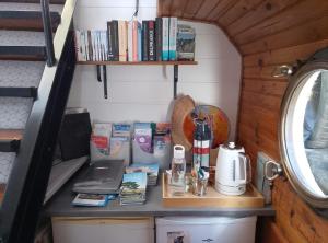 a small kitchen in a tiny house with a counter top at PENICHE FARNIENTE CLIMATISEE - Aux Portes de la Camargue in Bellegarde