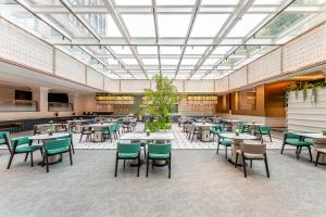 Um restaurante ou outro lugar para comer em EVEN Hotel Chengdu High-Tech Zone, an IHG Hotel