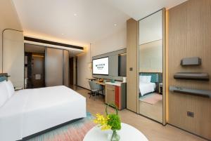 Uma cama ou camas num quarto em EVEN Hotel Chengdu High-Tech Zone, an IHG Hotel