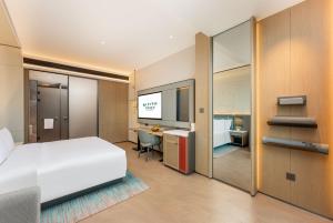 Uma cama ou camas num quarto em EVEN Hotel Chengdu High-Tech Zone, an IHG Hotel