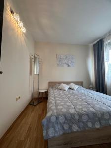 una camera da letto con un letto e una finestra di Apartment Chocolate Ravda a Ravda