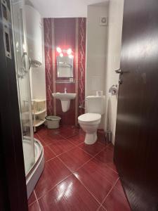 un bagno con un water e un lavandino di Apartment Chocolate Ravda a Ravda