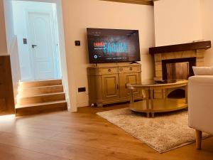 Televízia a/alebo spoločenská miestnosť v ubytovaní Villa Clásica en Santiago "A Casa de Palmira"