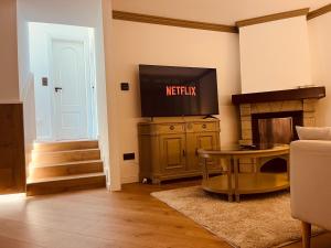 Televízia a/alebo spoločenská miestnosť v ubytovaní Villa Clásica en Santiago "A Casa de Palmira"