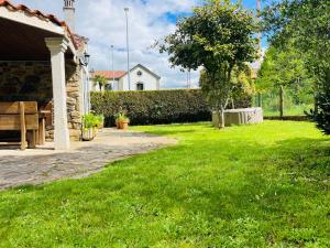 Vonkajšia záhrada v ubytovaní Villa Clásica en Santiago "A Casa de Palmira"