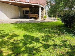 Vonkajšia záhrada v ubytovaní Villa Clásica en Santiago "A Casa de Palmira"