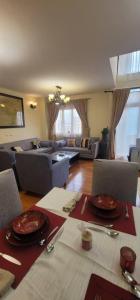 Posezení v ubytování 3-bed penthouse apartment