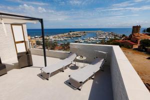 balcón con sillas y vistas al puerto en Donna Rosalía Apartments, en Trabia
