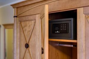 a microwave in a wooden cabinet in a kitchen at Hotel Aquamarin in Kühlungsborn