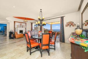 une salle à manger et un salon avec une table et des chaises dans l'établissement Unique Renovated 3 Bed Montecristo Villa at Quivira, à Cabo San Lucas