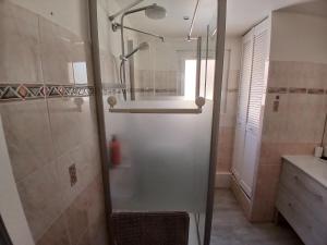 eine Dusche mit einer Glastür in einem Badezimmer in der Unterkunft Petit Paradis aux Lones 2 min de la plage 3 chambres clim parking aperçu mer in Six-Fours-les-Plages + 15 Fotos