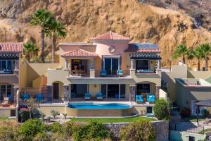 une vue aérienne d'une maison avec piscine dans l'établissement Unique Renovated 3 Bed Montecristo Villa at Quivira, à Cabo San Lucas