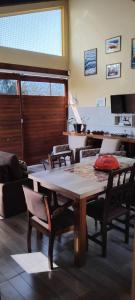 Гостиная зона в A Casa Amarela - conforto e tranquilidade próximo ao mar