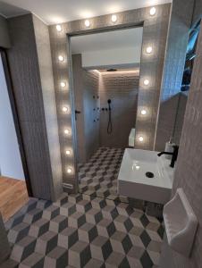 a bathroom with a sink and a mirror at Modernistyczna willa poety i aktorki, z widokiem na jezioro i góry oraz prywatnym basenem, sauną, kominkiem, lasem i ogrodem in Rożnów