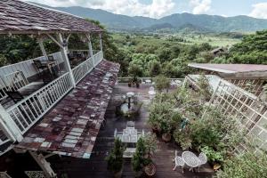 una vista aerea di un portico con sedie e piante di Hacienda Home a Tha Sut