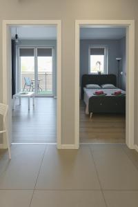 - une chambre avec un lit et une vue sur le salon dans l'établissement Urban Jungle - Silver Apartment, à Białystok 13 autres photos