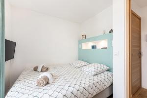 罗克布吕讷-卡普马丹FLOR DE MAYO - Agréable appartement -Proche Mer - Parking Gratuit的一间卧室，床上有一张带毛巾的床