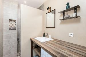 罗克布吕讷-卡普马丹FLOR DE MAYO - Agréable appartement -Proche Mer - Parking Gratuit的浴室里有洗手池和镜子 更多17张照片