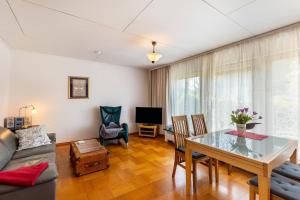 a living room with a table and a couch at Ferienwohnung Oberamsel in Marburg an der Lahn