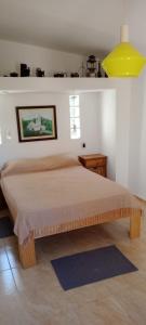 Un dormitorio con una cama grande con un techo amarillo. en Suspiro de Montaña, en La Rancherita