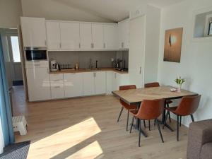 a kitchen and dining room with a table and chairs at Domstad Resort Utrecht Vakantiewoningen in Utrecht