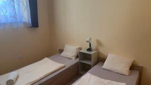 Postel nebo postele na pokoji v ubytování Manuela Ifjúsági Hotel