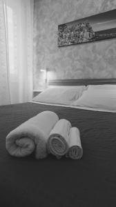 une chambre avec deux serviettes roulées sur un lit dans l'établissement Onda marina 1, à La Spezia