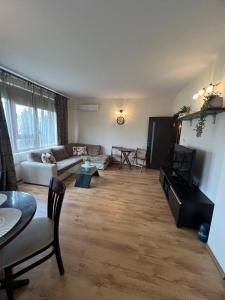 un soggiorno con un divano e un tavolo di Apartment Chocolate Ravda a Ravda