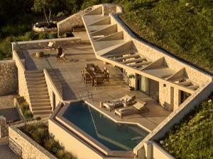 RomírionDomus Terrae的带游泳池的房子的鸟瞰图