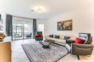 Fotografie z fotogalerie ubytování 15 Mi to Downtown Fort Myers Golf Getaway v destinaci Lehigh Acres