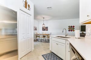 Fotografie z fotogalerie ubytování 15 Mi to Downtown Fort Myers Golf Getaway v destinaci Lehigh Acres + 18 fotografií