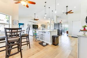 Η κουζίνα ή μικρή κουζίνα στο Heated Pool with Canal Views Port Charlotte Home