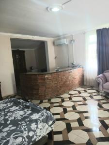 sala de estar con mesa y espejo grande en Martvili Canyon Cottage by the River, en Martvili