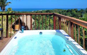 ein Whirlpool auf der Terrasse eines Hauses in der Unterkunft Cabaña vista al mar y jacuzzi privado in Los Naranjos