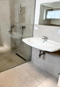 ein Badezimmer mit Waschbecken und Dusche in der Unterkunft Haus 2-4P - 2Zi - Aurora Hamburg in Appel