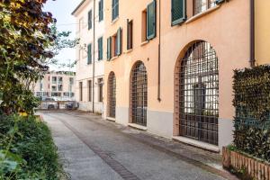 an empty street in an alley next to a building at Italian Experience-Movie Suite Jesi in Iesi