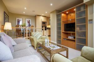 una sala de estar con un sofá y una mesa en Derwent, en Keswick