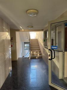 ein leerer Flur mit Treppe in einem Gebäude in der Unterkunft Hub Property in Góra Kalwaria