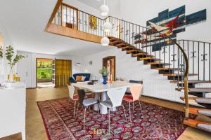 Ruang duduk di The70s - Großes Mid Century Ferienhaus - 500m zur Schlei - 5 SZ - Garten