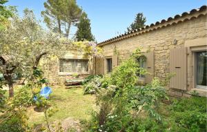 Un edificio de ladrillo con un patio con un banco. en Lovely Home In Carpentras With Wifi, en Carpentras 13 fotos más