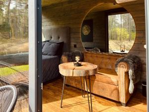 Posezení v ubytování Reborn Cabins
