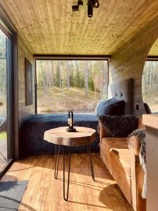 Posezení v ubytování Reborn Cabins