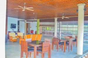 a dining room with a table and chairs at Watergate Bolgoda Hotel in Bandaragama