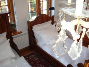 1 Schlafzimmer mit 2 Betten und einem Kronleuchter in der Unterkunft Willa Viktoria in Inowrocław