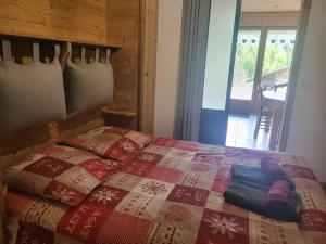 Łóżko lub łóżka w pokoju w obiekcie Appartement cosy face aux Aravis