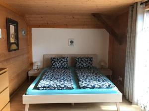 una camera da letto con un letto grande in una stanza di bundb-wyssen-matten a Matten