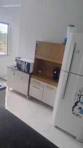 Η κουζίνα ή μικρή κουζίνα στο Casa Próx a praia com diversão para familia +63 φωτογραφίες
