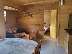 Łóżko lub łóżka w pokoju w obiekcie Appartement cosy face aux Aravis
