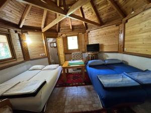 TV a/nebo společenská místnost v ubytování Rafting Kamp Dvije Vrbe